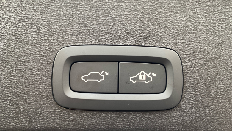 Volvo XC40 2.0 B3P Ultimate Dark 5dr Auto Petrol Estate